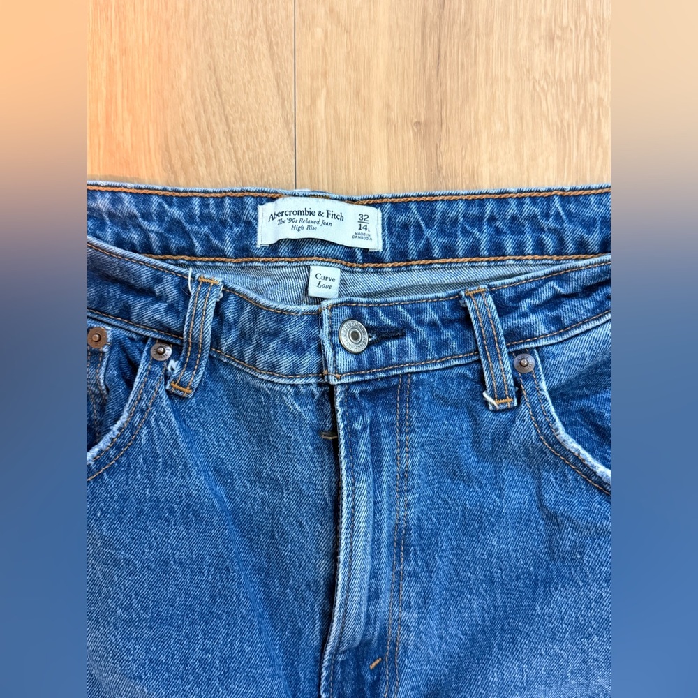 Women’s 90s Relaxed High Rise Jeans - Picture 2 of 3
